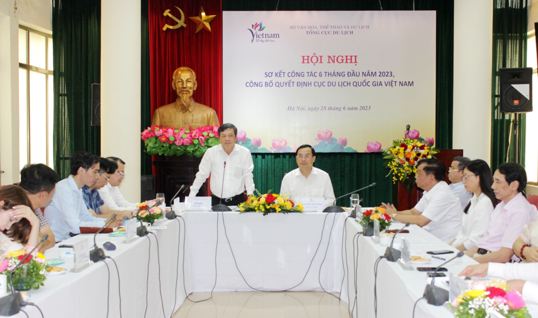  Thứ trưởng Bộ Văn hóa, Thể thao và Du lịch Đoàn Văn Việt phát biểu tại Hội nghị